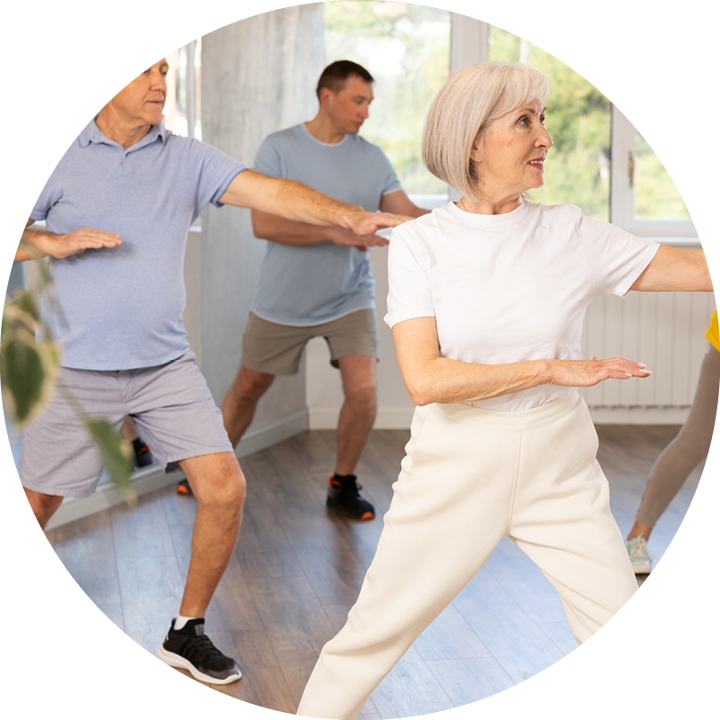 Kreisrundes Bild, auf dem Personen beim Tai Chi zu sehen sind