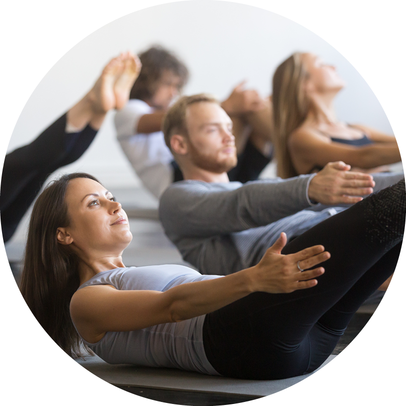 Kreisrundes Bild, auf dem Personen beim Pilates zu sehen sind